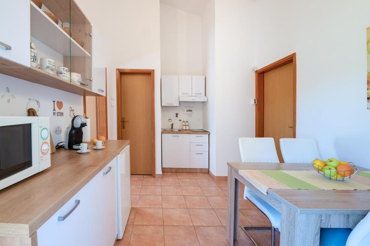 Villa Livia With Three Nice Apartments, Swimming Pool, Childrens Playground, Barbecue And Free Parking Ližnjan Kültér fotó