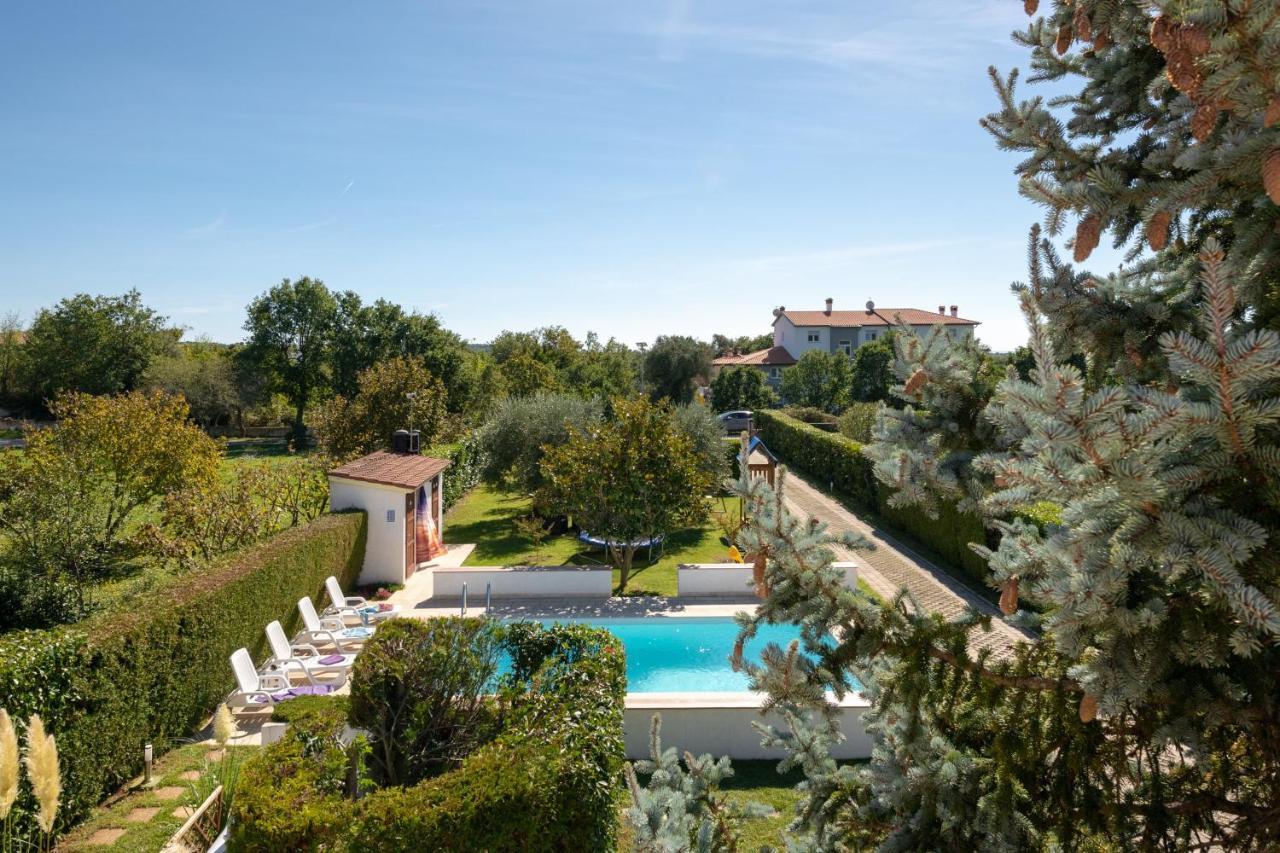 Villa Livia With Three Nice Apartments, Swimming Pool, Childrens Playground, Barbecue And Free Parking Ližnjan Kültér fotó
