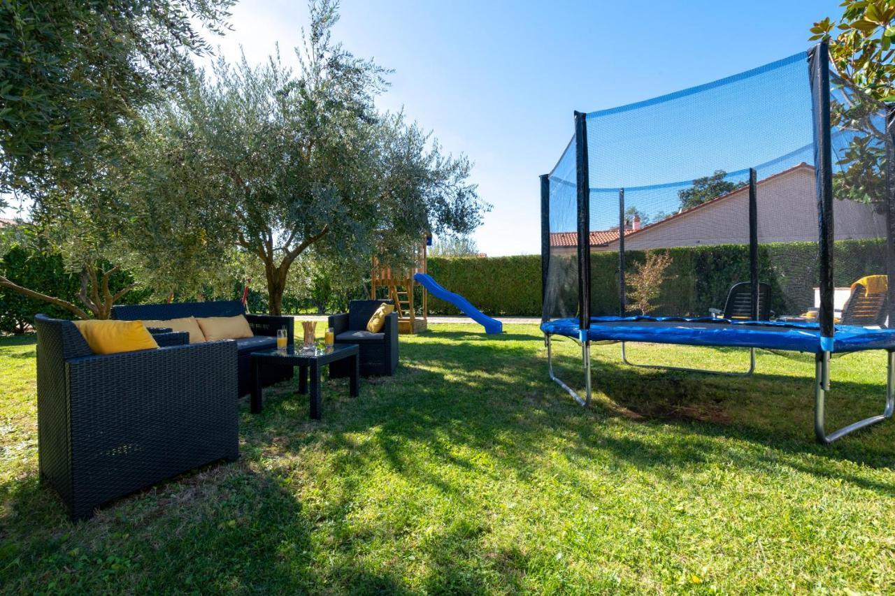 Villa Livia With Three Nice Apartments, Swimming Pool, Childrens Playground, Barbecue And Free Parking Ližnjan Kültér fotó
