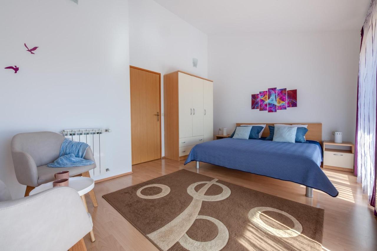 Villa Livia With Three Nice Apartments, Swimming Pool, Childrens Playground, Barbecue And Free Parking Ližnjan Kültér fotó