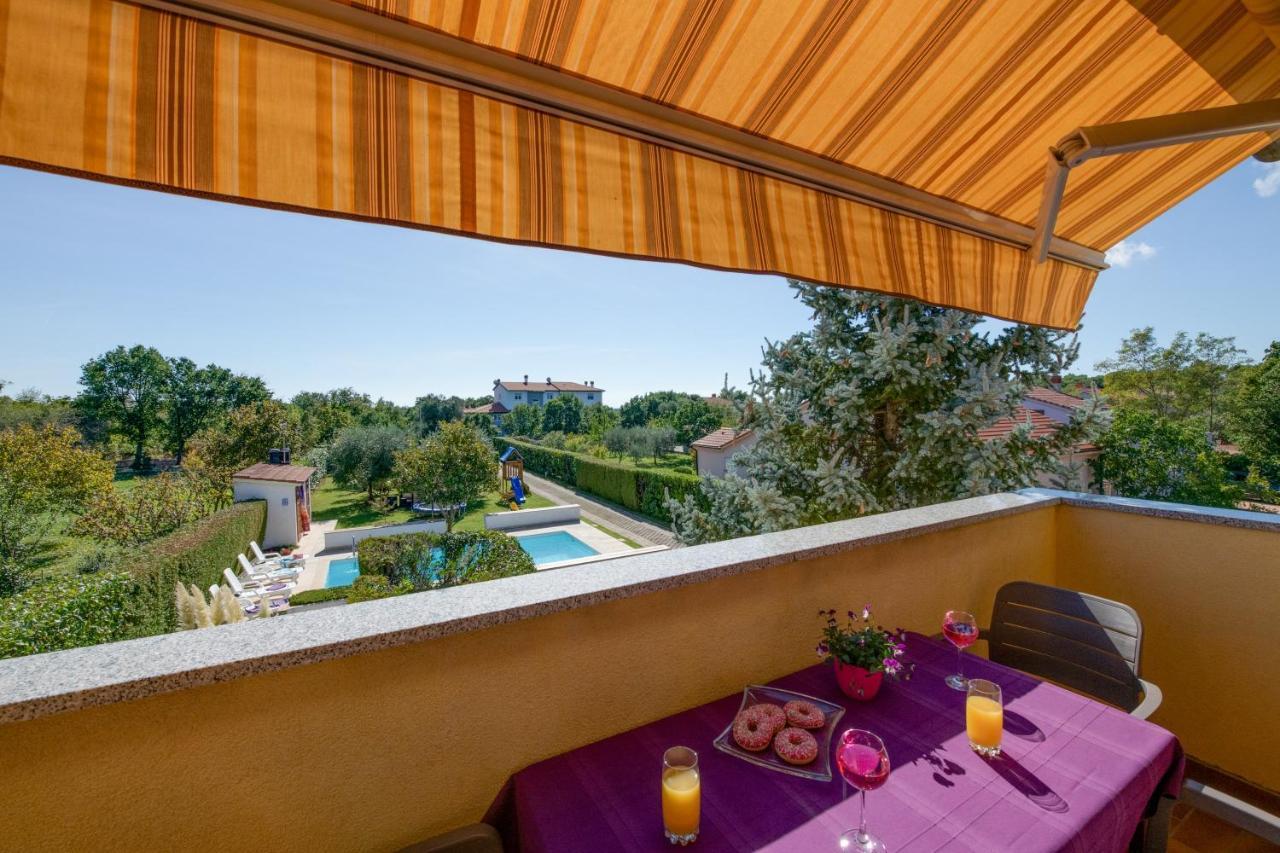 Villa Livia With Three Nice Apartments, Swimming Pool, Childrens Playground, Barbecue And Free Parking Ližnjan Kültér fotó