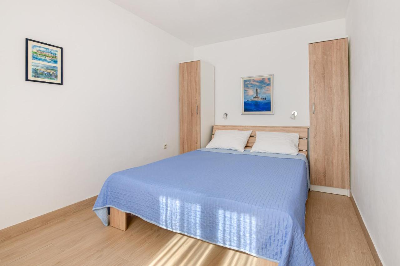 Villa Livia With Three Nice Apartments, Swimming Pool, Childrens Playground, Barbecue And Free Parking Ližnjan Kültér fotó