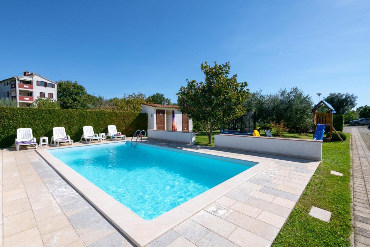 Villa Livia With Three Nice Apartments, Swimming Pool, Childrens Playground, Barbecue And Free Parking Ližnjan Kültér fotó