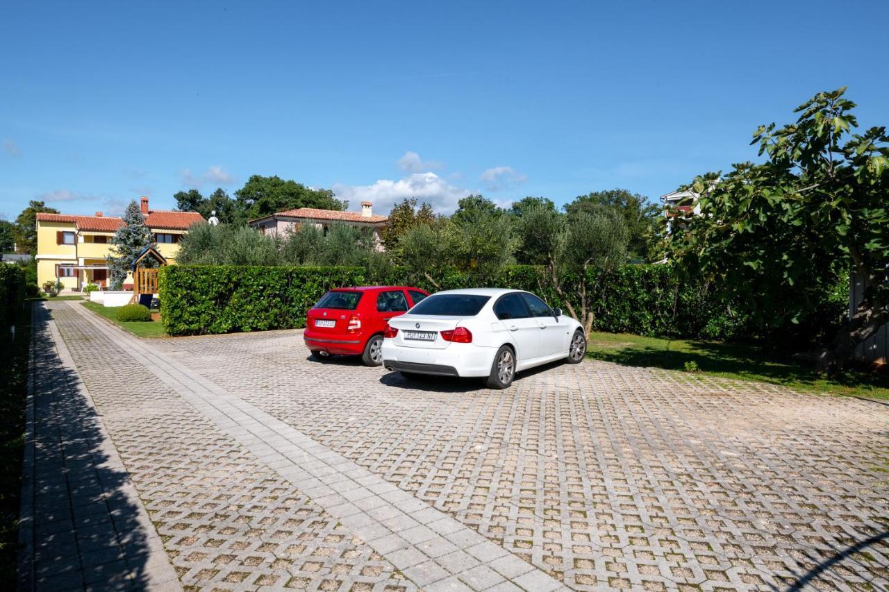 Villa Livia With Three Nice Apartments, Swimming Pool, Childrens Playground, Barbecue And Free Parking Ližnjan Kültér fotó
