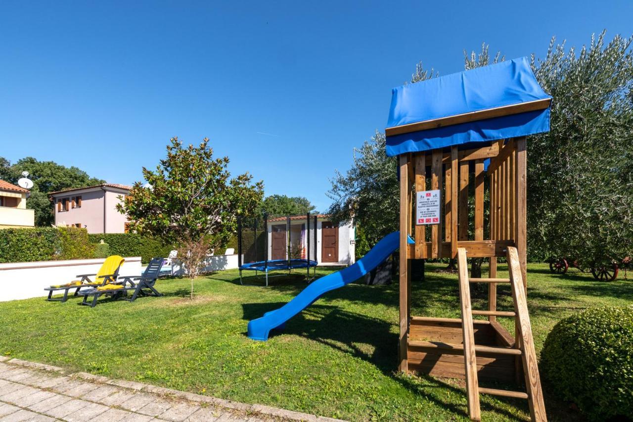 Villa Livia With Three Nice Apartments, Swimming Pool, Childrens Playground, Barbecue And Free Parking Ližnjan Kültér fotó