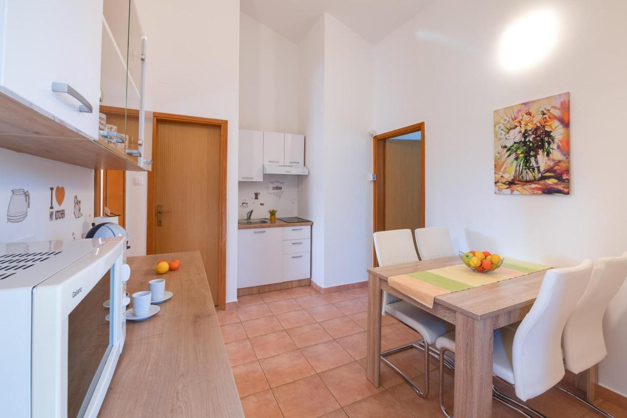 Villa Livia With Three Nice Apartments, Swimming Pool, Childrens Playground, Barbecue And Free Parking Ližnjan Kültér fotó