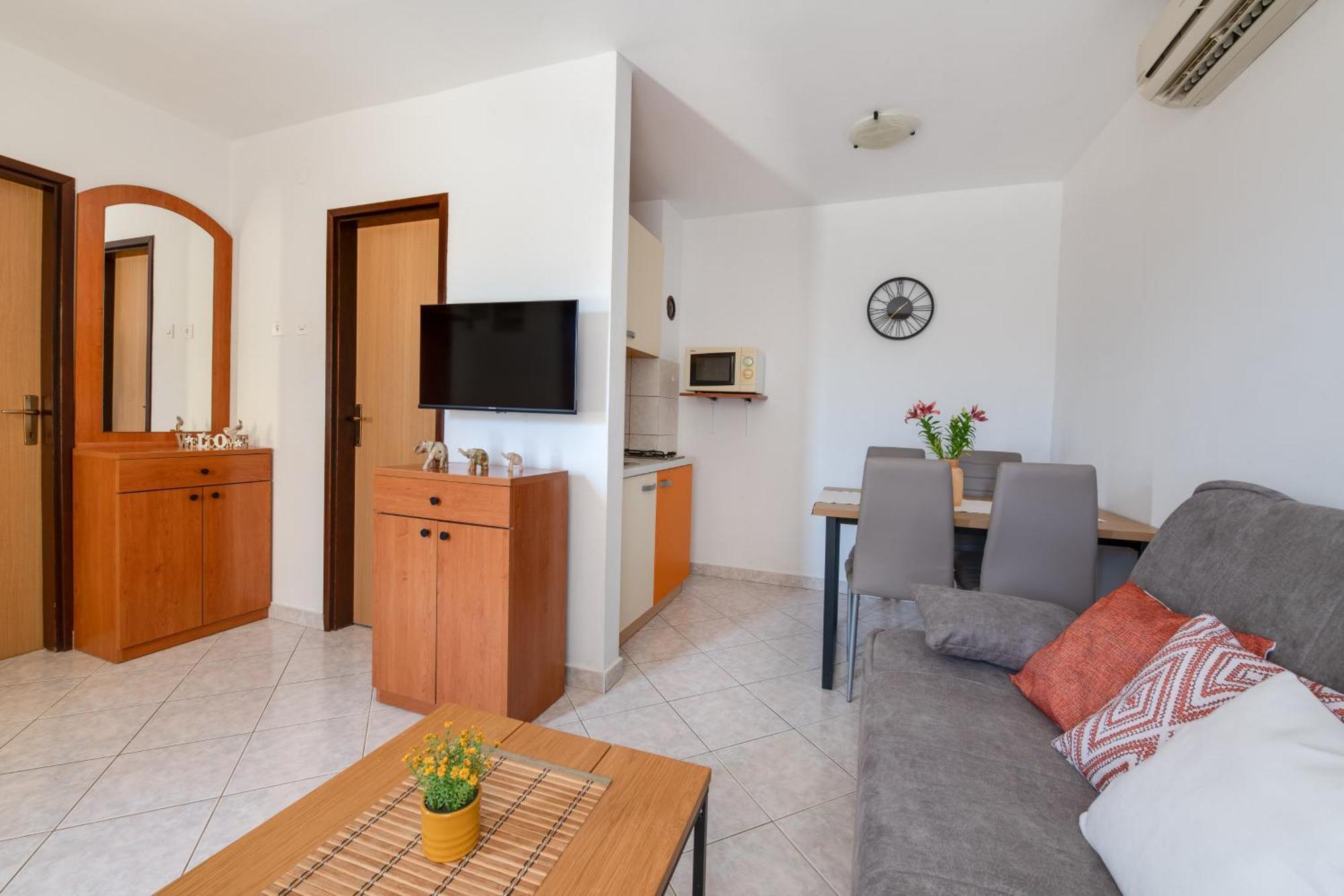 Villa Livia With Three Nice Apartments, Swimming Pool, Childrens Playground, Barbecue And Free Parking Ližnjan Kültér fotó