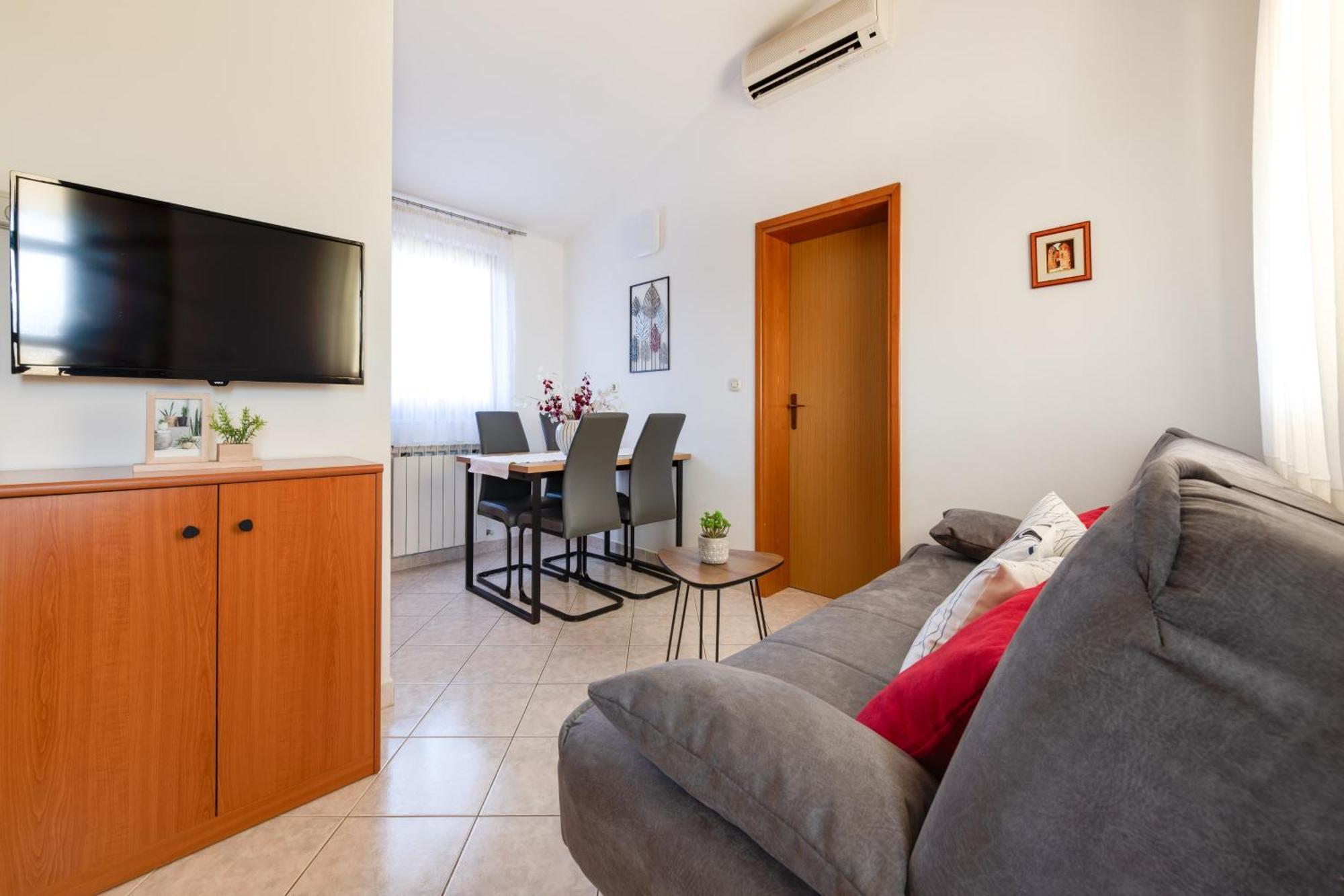 Villa Livia With Three Nice Apartments, Swimming Pool, Childrens Playground, Barbecue And Free Parking Ližnjan Kültér fotó