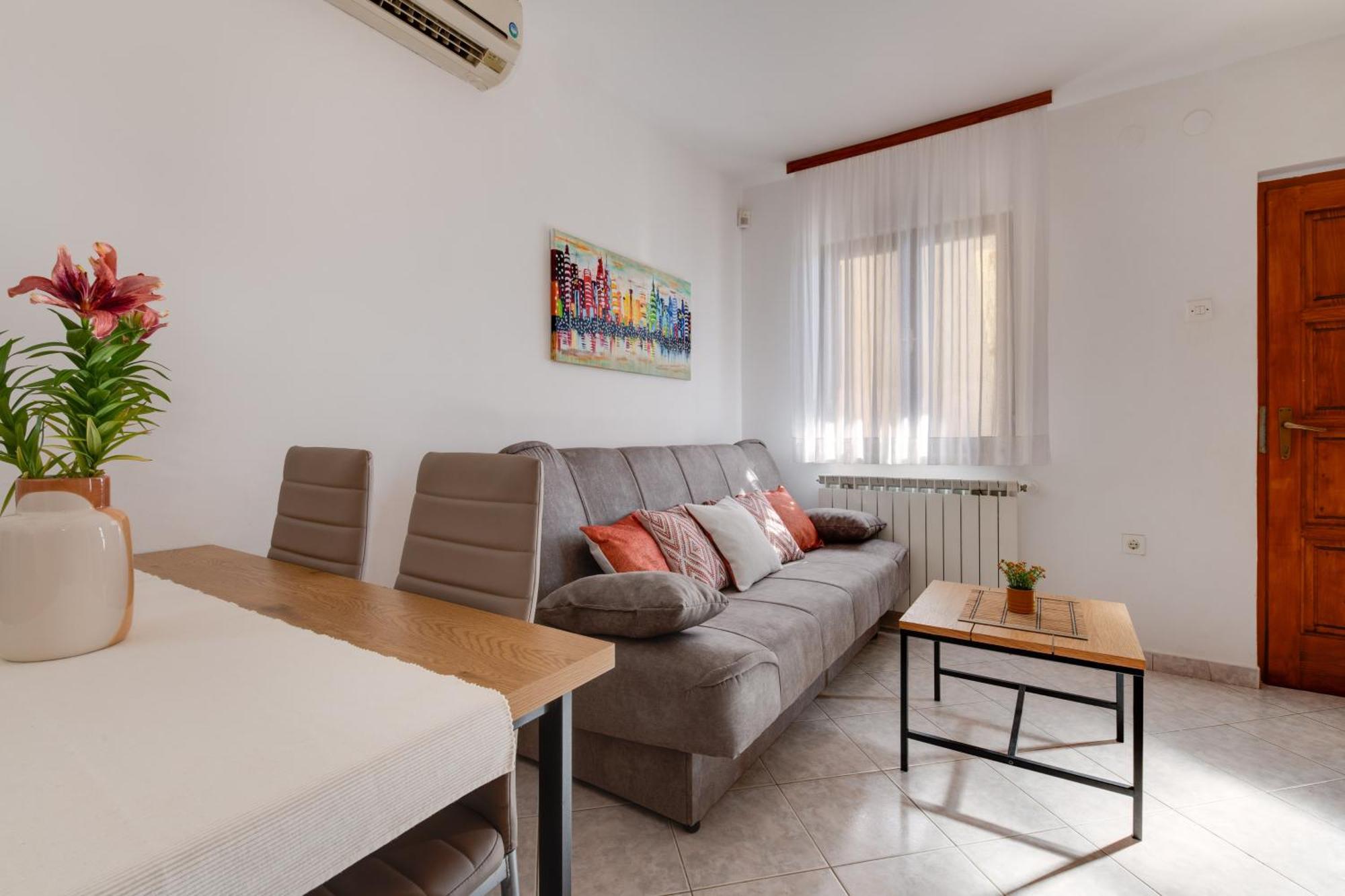 Villa Livia With Three Nice Apartments, Swimming Pool, Childrens Playground, Barbecue And Free Parking Ližnjan Kültér fotó