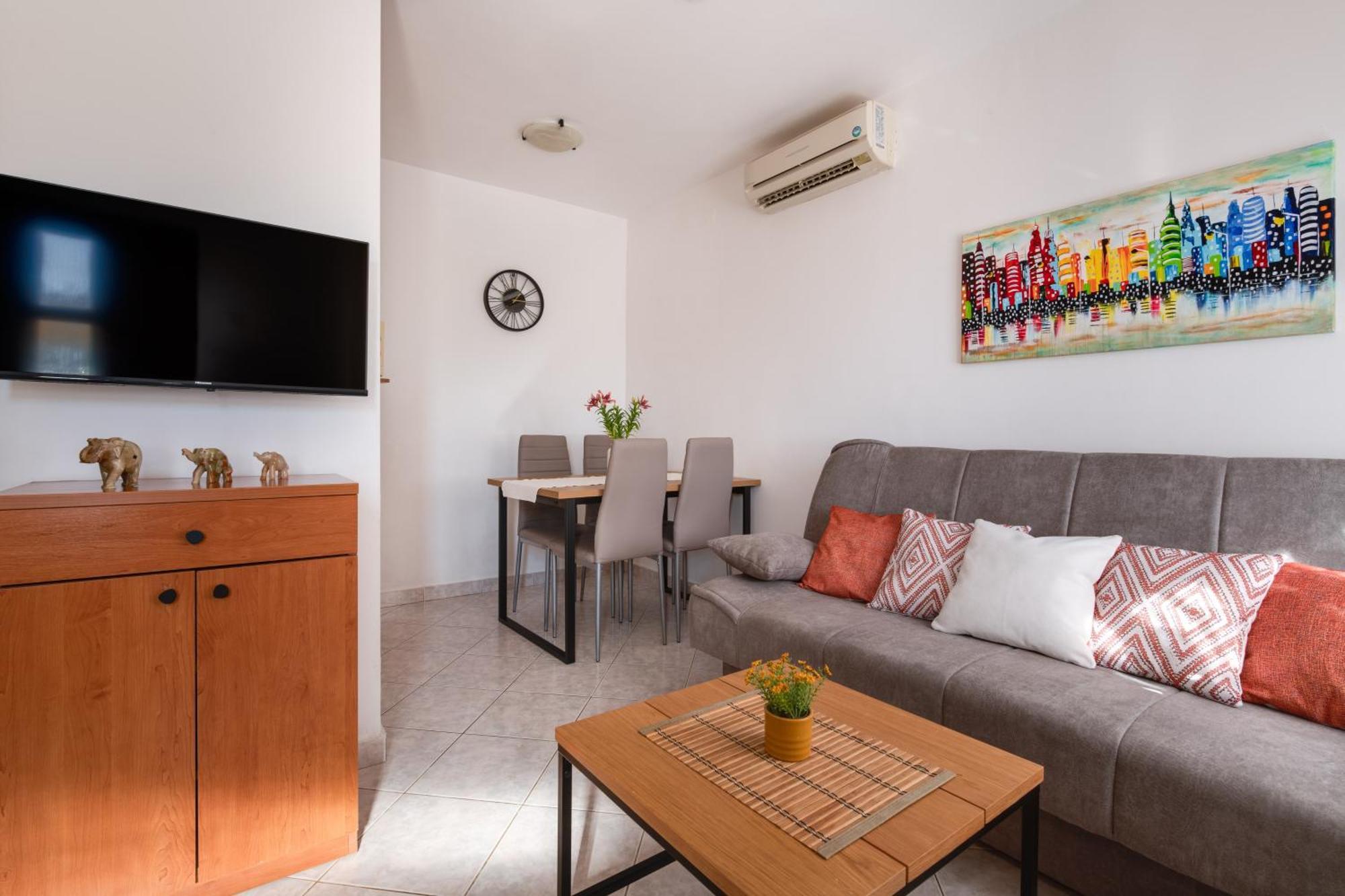 Villa Livia With Three Nice Apartments, Swimming Pool, Childrens Playground, Barbecue And Free Parking Ližnjan Kültér fotó